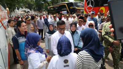 Pemprov Banten memberangkatkan 990 peserta mudik gratis dengan 22 bus. Program dilepas Gubernur Andra Soni dari Alun-Alun Kota Serang.