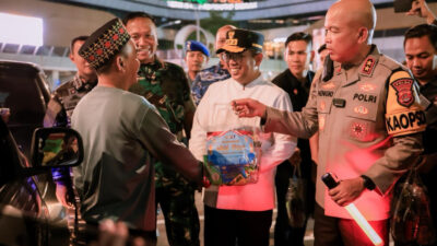 Gubernur Banten Andra Soni tinjau arus mudik H-5 di Pelabuhan Merak, kondisi kendaraan lancar dan terpantau aman.