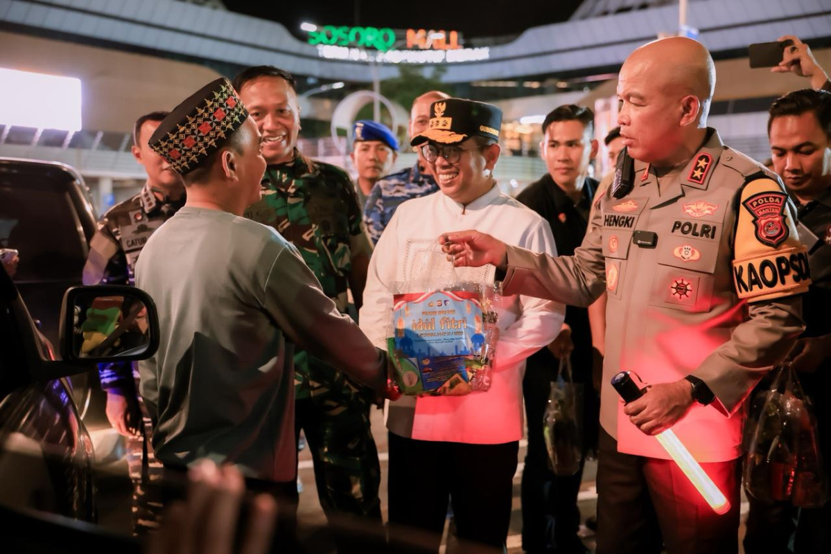 Gubernur Banten Andra Soni tinjau arus mudik H-5 di Pelabuhan Merak, kondisi kendaraan lancar dan terpantau aman.