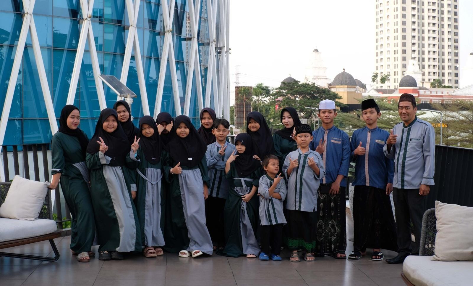Atria Gading Serpong ajak anak panti menginap di hotel bintang empat dalam program CSR Ramadan penuh kebersamaan dan kepedulian.