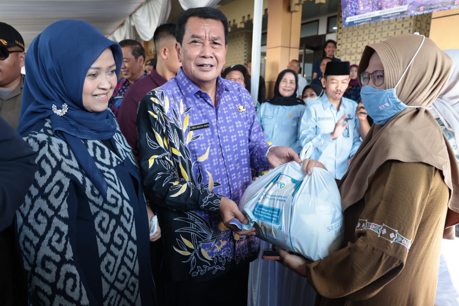 Bupati Tangerang buka Bazar Ramadan, sediakan paket sembako murah dan produk UMKM bagi warga sekitar Pemkab.