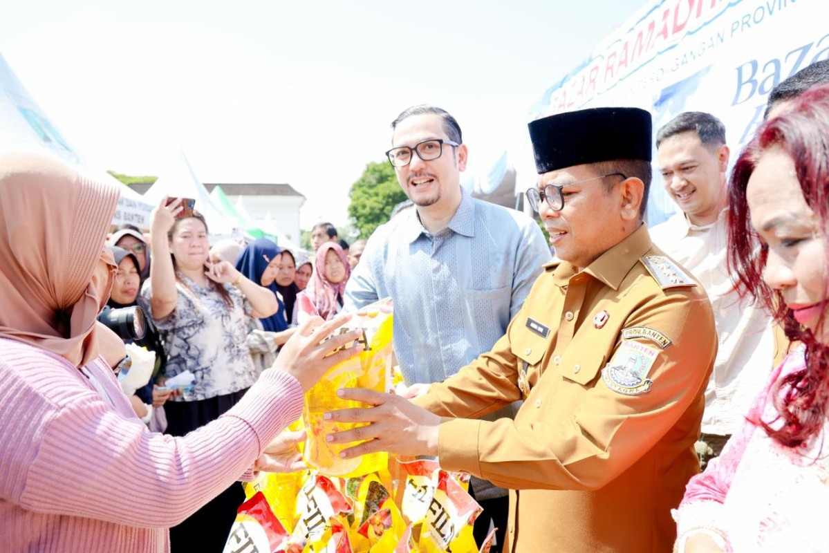 Pemprov Banten menggelar Bazar Ramadan di KP3B Serang. Warga antusias membeli sembako murah untuk kebutuhan Ramadan.