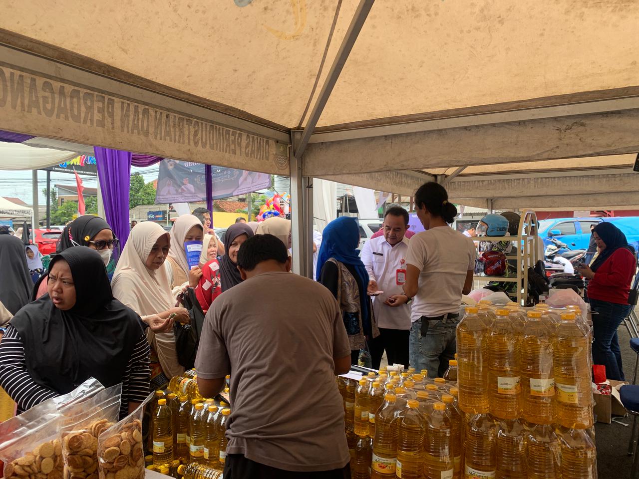 Sekda Kabupaten Tangerang buka Bazar Ramadan 1447 H di Cikupa, dorong UMKM dan permudah warga penuhi kebutuhan.