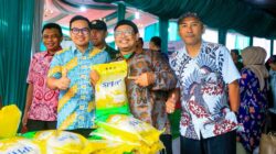 Pemkot Tangsel gelar bazar Ramadan di 7 kecamatan. Warga antre beli sembako murah untuk membantu daya beli selama bulan puasa.