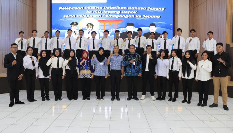 Disnaker Tangerang lepas peserta pelatihan dan magang ke Jepang untuk membuka peluang kerja dan tekan pengangguran.