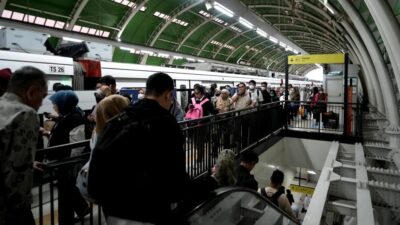 Pengguna LRT Jabodebek saat libur Lebaran 2026 naik 33 persen menjadi 294 ribu penumpang, didukung tarif Rp1 dan integrasi transportasi.