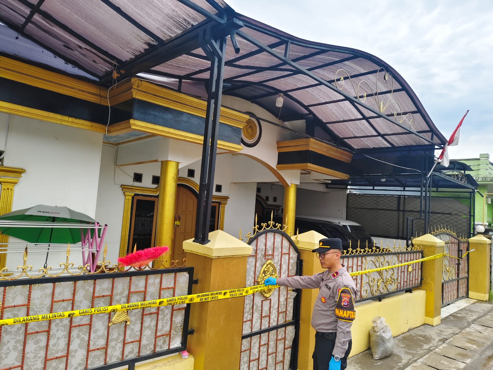 Perempuan di Tigaraksa, Kabupaten Tangerang, mengaku membunuh suaminya dan menyerahkan diri ke polisi. Kasus masih diselidiki.