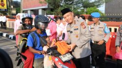 Tebar Kebaikan di Bulan Ramadan, Polda Banten Bagikan 300 Paket Takjil untuk Pengguna Jalan