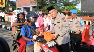 Kapolda Banten Irjen Pol Hengki memimpin pembagian 300 paket takjil kepada pengguna jalan di sekitar Mapolda Banten saat Ramadan.