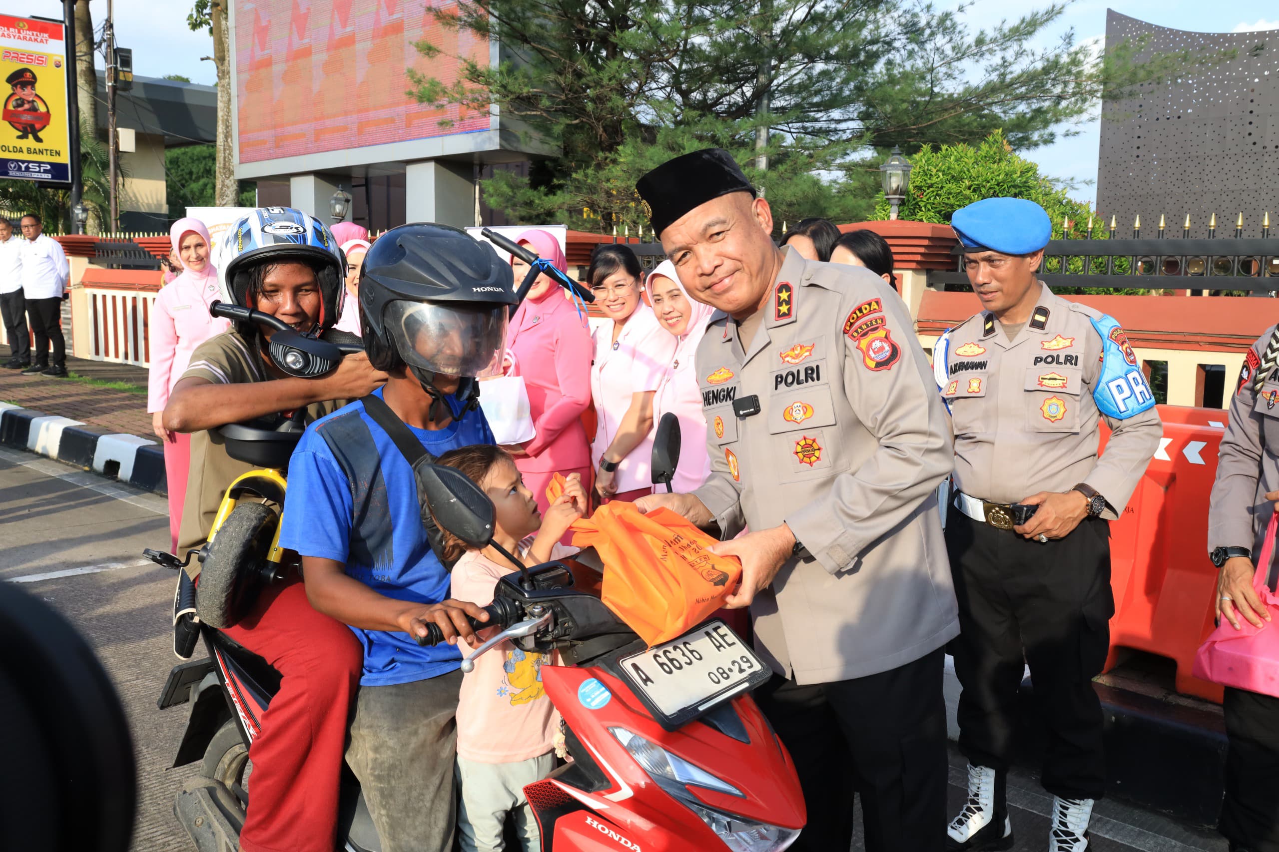 Kapolda Banten Irjen Pol Hengki memimpin pembagian 300 paket takjil kepada pengguna jalan di sekitar Mapolda Banten saat Ramadan.