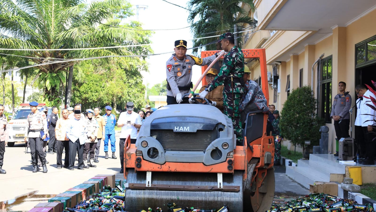 Polda Banten musnahkan 7.733 botol miras hasil Operasi Pekat Maung 2026 dan ungkap kasus narkoba demi menjaga kamtibmas jelang Ramadhan.