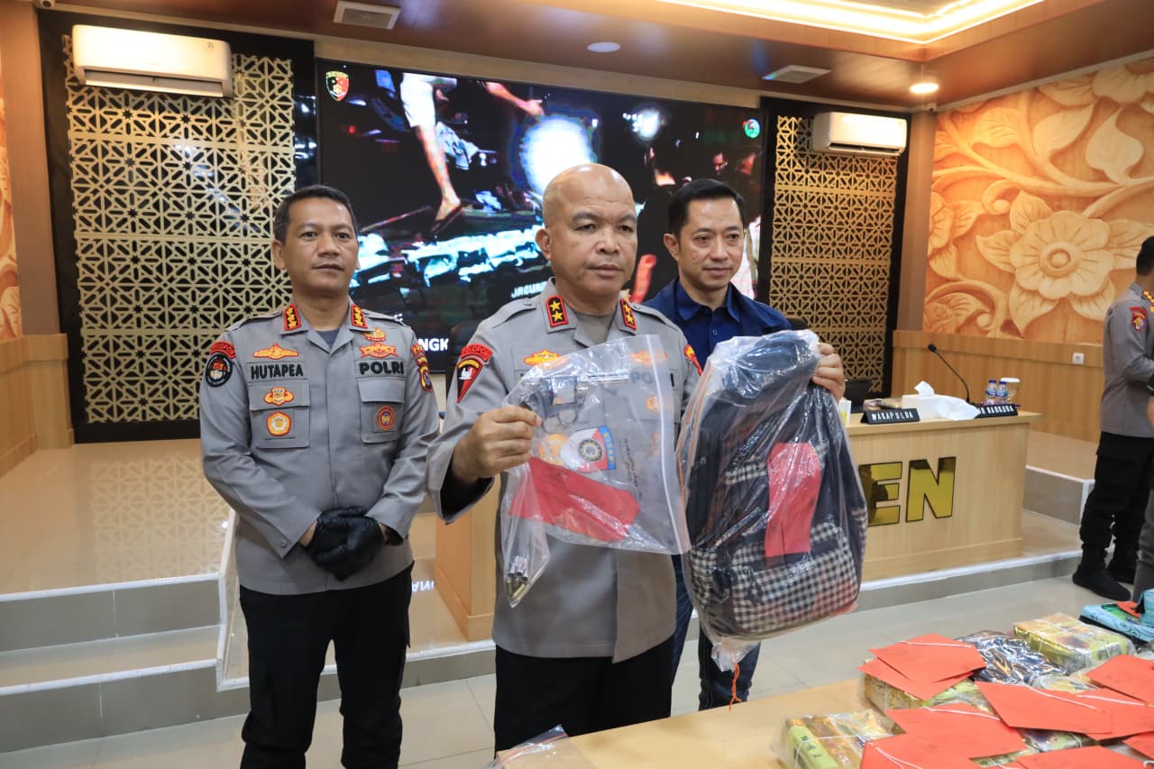 Polda Banten tangkap dua tersangka kepemilikan senpi rakitan di Merak. Keduanya terancam hukuman hingga 15 tahun.