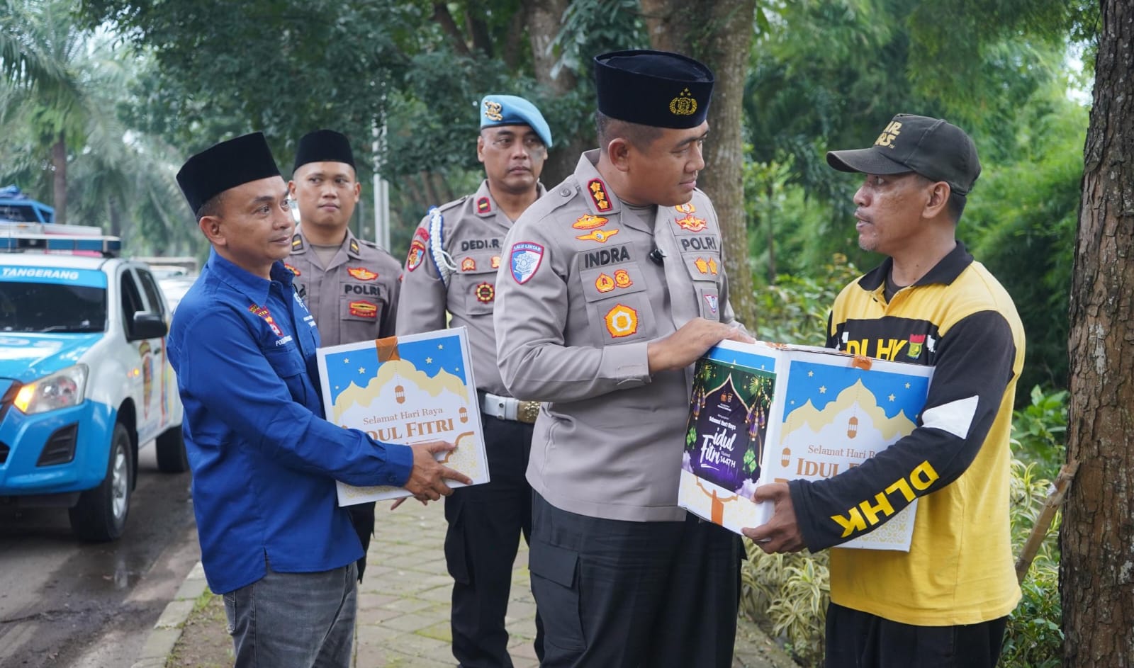 Polresta Tangerang bersama wartawan turun ke jalan membagikan takjil dan sembako kepada petugas kebersihan di Ramadan.