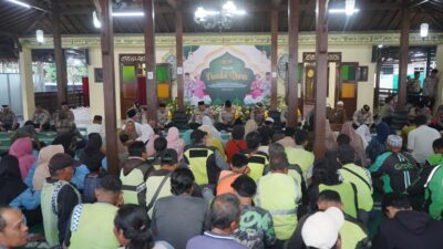 Polresta Tangerang santuni anak yatim dan bagikan sembako kepada masyarakat kurang mampu saat peringatan Nuzulul Quran di Ramadan.