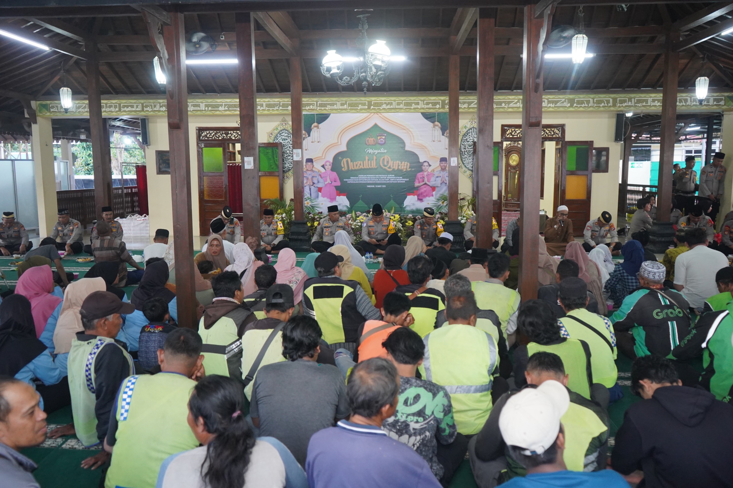 Polresta Tangerang santuni anak yatim dan bagikan sembako kepada masyarakat kurang mampu saat peringatan Nuzulul Quran di Ramadan.