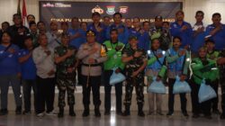 Polresta Tangerang bagikan sembako kepada pengemudi ojol dan opang di Puspemkab jelang Idulfitri sebagai bentuk kepedulian sosial.