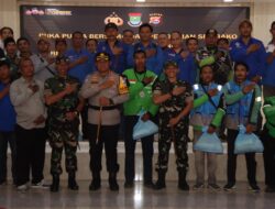 Polresta Tangerang Bagikan Sembako untuk Ojol dan Opang