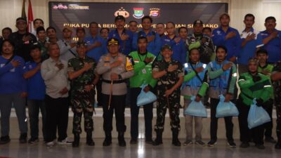 Polresta Tangerang bagikan sembako kepada pengemudi ojol dan opang di Puspemkab jelang Idulfitri sebagai bentuk kepedulian sosial.