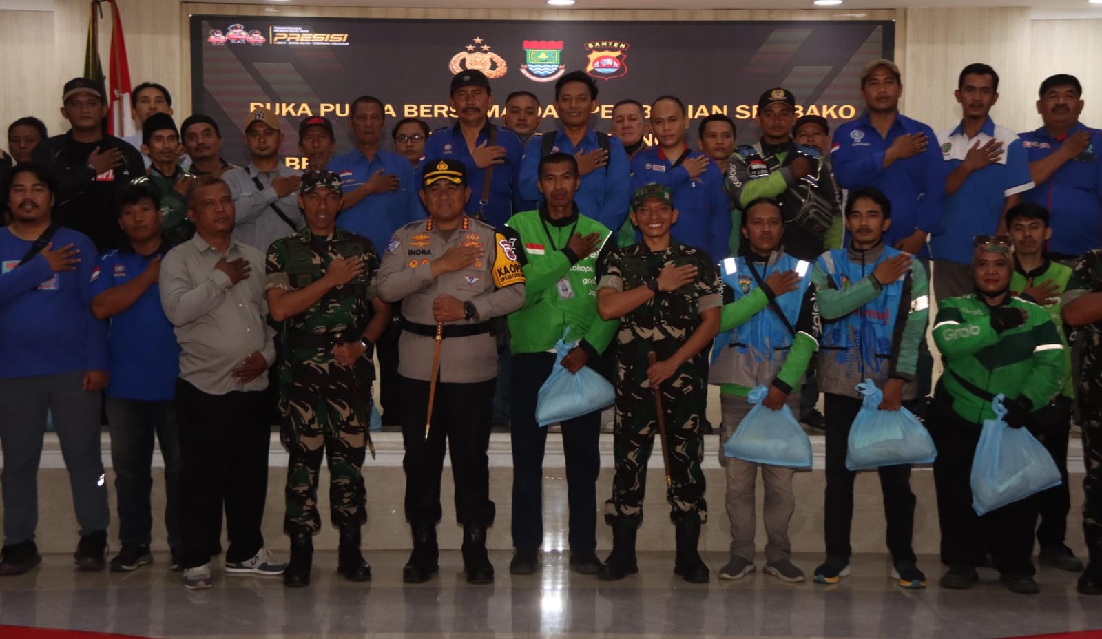 Polresta Tangerang bagikan sembako kepada pengemudi ojol dan opang di Puspemkab jelang Idulfitri sebagai bentuk kepedulian sosial.