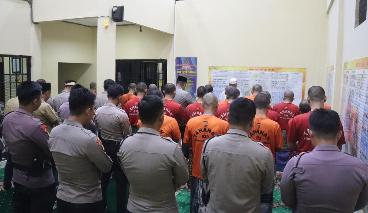 Kapolresta Tangerang menggelar buka puasa bersama tahanan sebagai pembinaan moral dan spiritual agar mereka introspeksi diri di Ramadan.