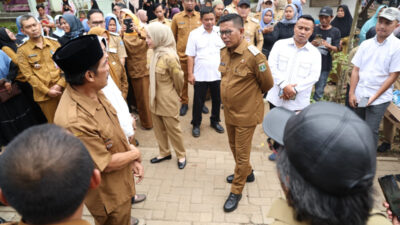 Andra Soni tinjau pembangunan jalan 500 meter di Cinangka, bagian program PSU Pemprov Banten tahun anggaran 2025.