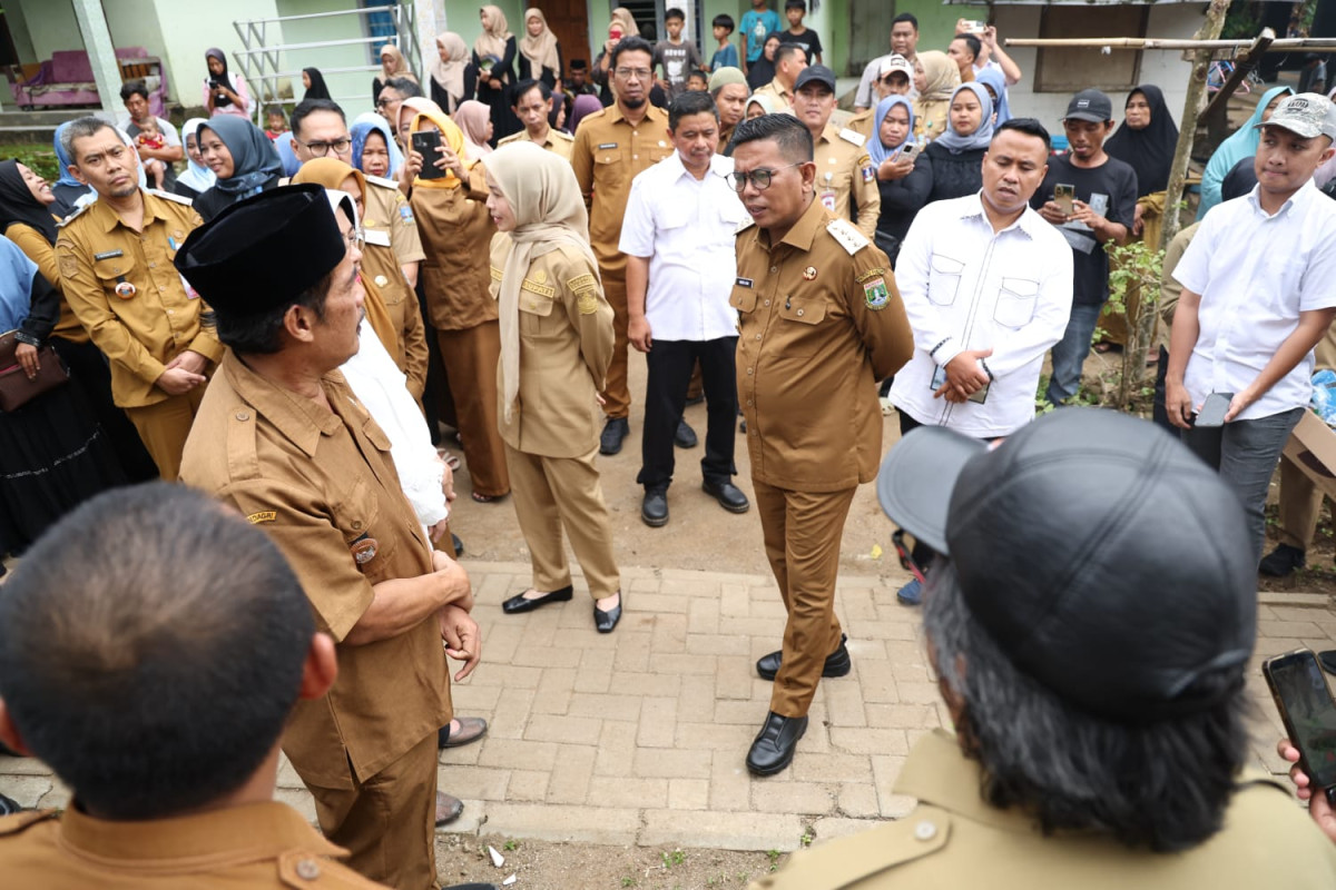 Andra Soni tinjau pembangunan jalan 500 meter di Cinangka, bagian program PSU Pemprov Banten tahun anggaran 2025.