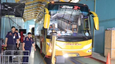 Dishub Kabupaten Tangerang melakukan ramp check 56 armada bus untuk memastikan kelayakan kendaraan program mudik gratis 2026.