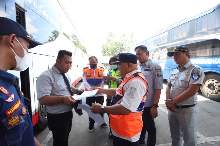 Dishub Kota Tangerang lakukan ramp check bus di Terminal Poris Plawad untuk pastikan mudik Lebaran 2026 aman dan layak jalan.