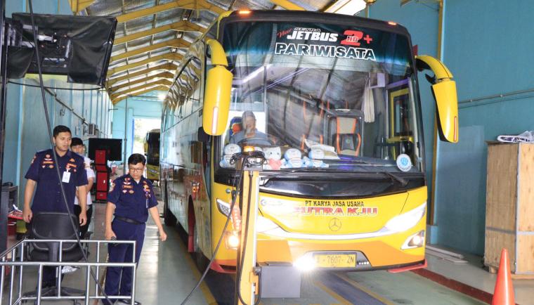 Dishub Kabupaten Tangerang melakukan ramp check 56 armada bus untuk memastikan kelayakan kendaraan program mudik gratis 2026.