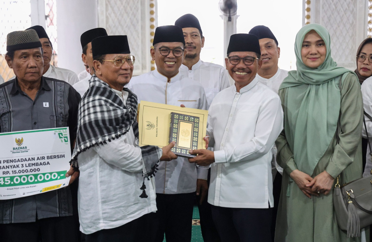 Gubernur Andra Soni gelar Safari Ramadan di Masjid Jami’atul Khoir Kota Tangerang dan salurkan berbagai bantuan bagi warga.