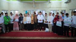 Benyamin Davnie dampingi Gubernur Banten Andra Soni safari Ramadan di Masjid Arrohman Serpong sekaligus salurkan bantuan.