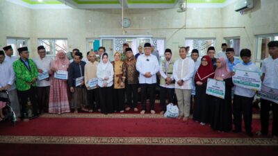 Benyamin Davnie dampingi Gubernur Banten Andra Soni safari Ramadan di Masjid Arrohman Serpong sekaligus salurkan bantuan.