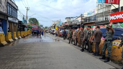 Satpol PP Tangsel menertibkan pedagang di Pasar Serpong pasca Lebaran guna mengatasi kemacetan dan mengembalikan fungsi jalan.