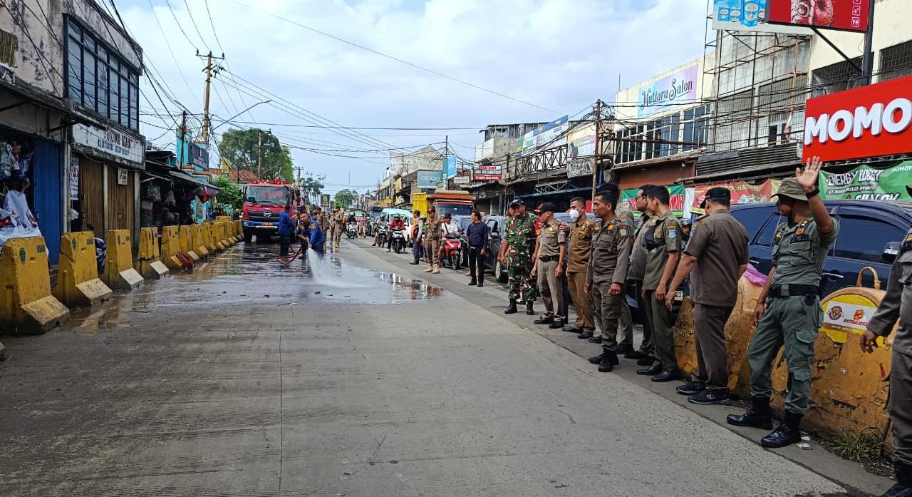 Satpol PP Tangsel menertibkan pedagang di Pasar Serpong pasca Lebaran guna mengatasi kemacetan dan mengembalikan fungsi jalan.