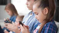 Pemerintah melalui Komdigi melarang anak di bawah 16 tahun menggunakan media sosial mulai 28 Maret 2026 demi perlindungan anak.