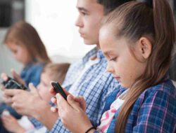 Aturan Baru Komdigi: Anak di Bawah 16 Tahun Tak Boleh Main Media Sosial