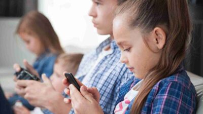 Pemerintah melalui Komdigi melarang anak di bawah 16 tahun menggunakan media sosial mulai 28 Maret 2026 demi perlindungan anak.