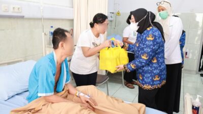 Wabup Tangerang Intan Nurul Hikmah kunjungi RSUD Kabupaten Tangerang, cek kesiapan layanan Idulfitri dan beri semangat pasien.