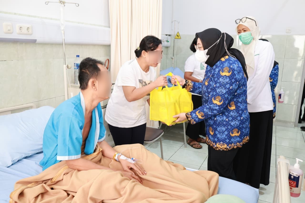 Wabup Tangerang Intan Nurul Hikmah kunjungi RSUD Kabupaten Tangerang, cek kesiapan layanan Idulfitri dan beri semangat pasien.