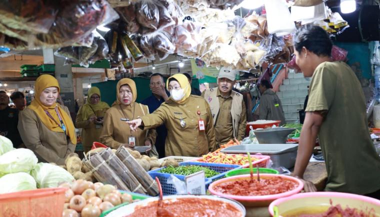 Wabup Tangerang pantau harga sembako jelang Idul Fitri 2026, daging sapi dan bawang naik, minyak goreng terbatas.