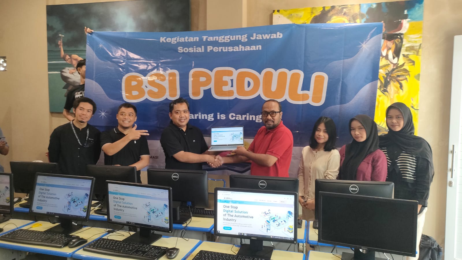 PT BSI salurkan CSR berupa 17 komputer ke PKBM Tan Malaka Tangerang guna dukung pembelajaran digital dan akses teknologi pendidikan.