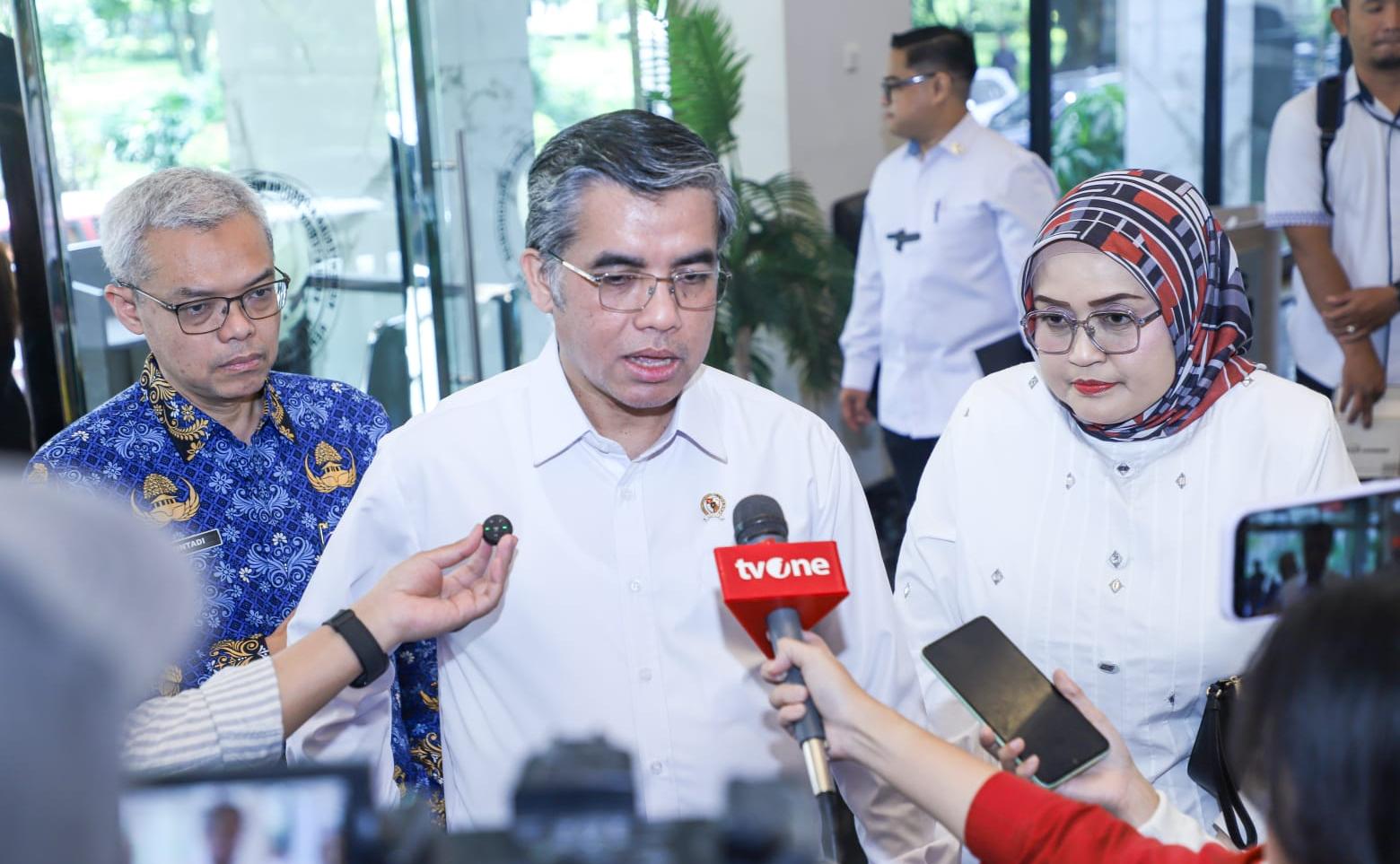 Kemnaker siapkan insentif bagi perusahaan yang mendukung sertifikasi peserta magang guna meningkatkan kualitas tenaga kerja nasional.