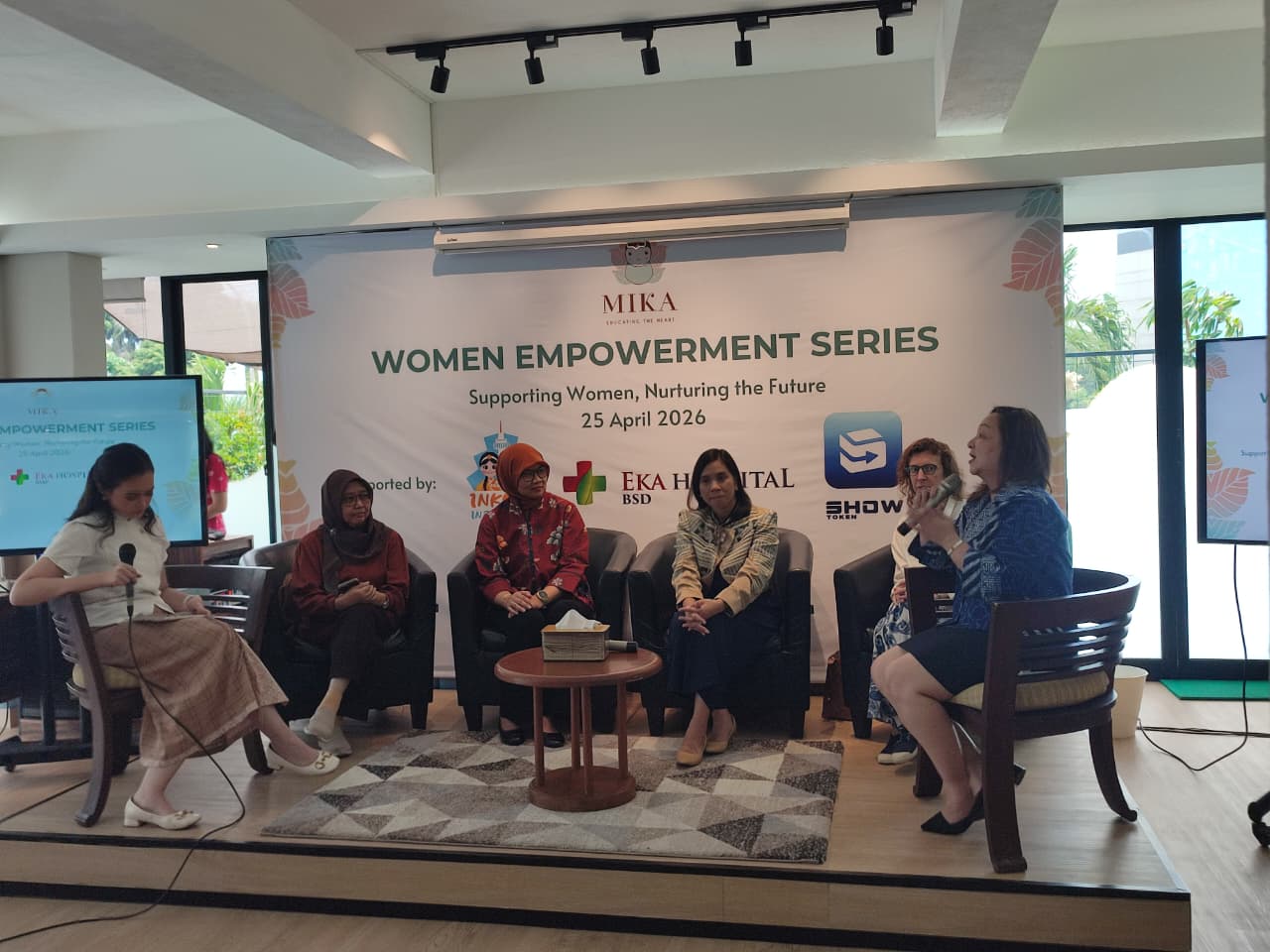 Talkshow Mika Daycare bahas pentingnya childcare untuk dukung produktivitas perempuan dan keseimbangan kerja serta keluarga.