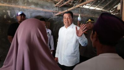 Bupati Tangerang tinjau rumah tidak layak huni di Sukawali Pakuhaji, salurkan bantuan dan percepat pembangunan RTLH agar layak huni.