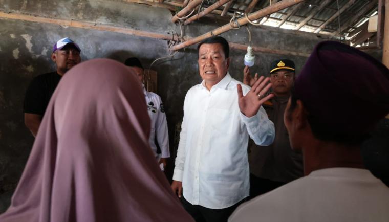 Bupati Tangerang tinjau rumah tidak layak huni di Sukawali Pakuhaji, salurkan bantuan dan percepat pembangunan RTLH agar layak huni.