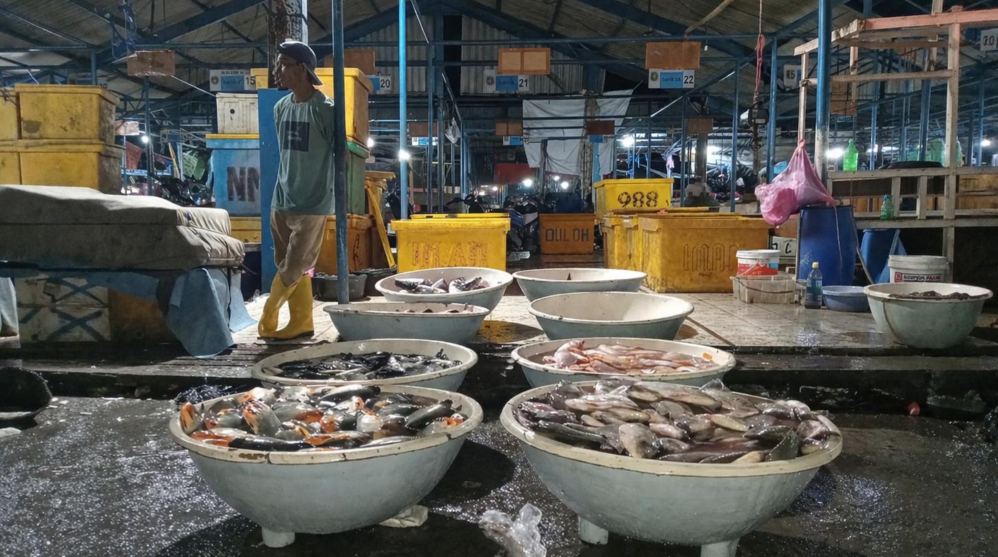 Harga ikan di TPI Cituis Tangerang masih tinggi akibat kenaikan harga plastik. Pedagang sesuaikan harga meski aktivitas tetap normal.