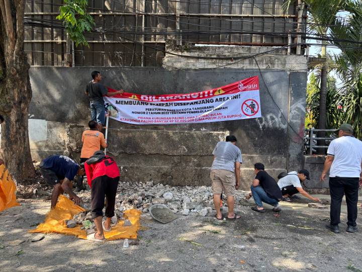 Pemkot Tangerang tertibkan TPS liar di Bona-Sekneg Pinang, dibongkar dan dijadikan depo transit demi kebersihan warga.