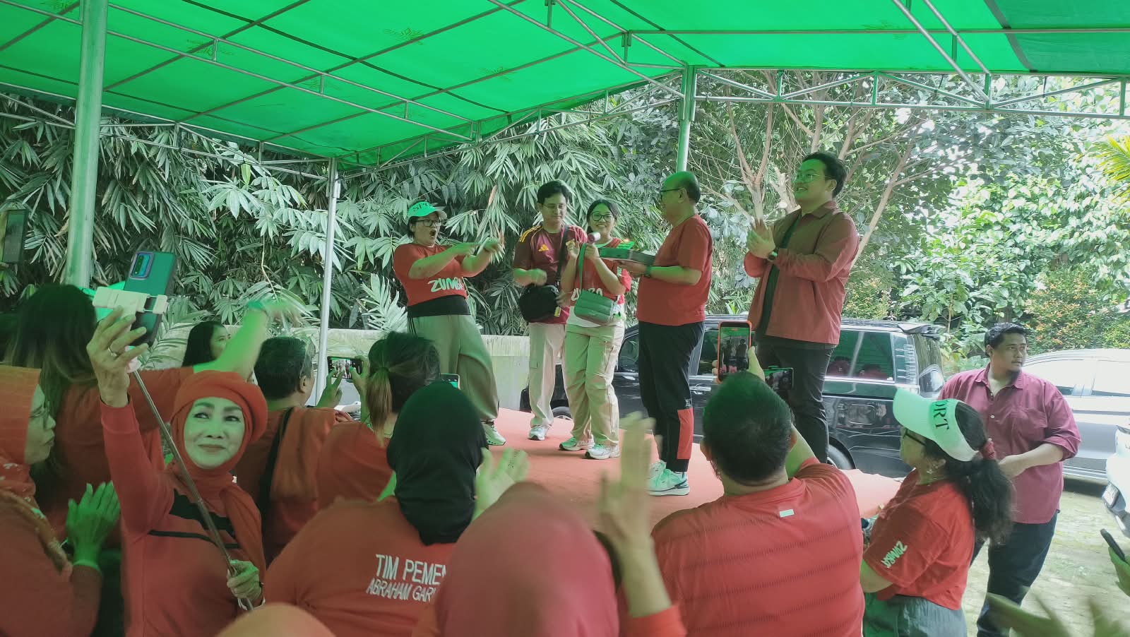 Ananta Wahana menggelar senam zumba bersama warga di Padepokan Karang Tumaritis, Kelapa Dua, Tangerang, penuh sukacita.