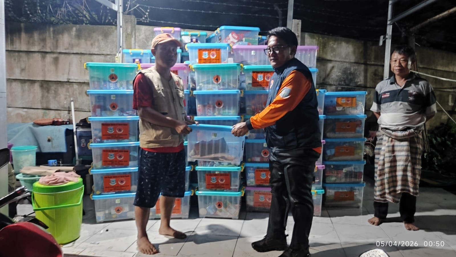 Dinsos Tangsel salurkan bantuan makanan dan logistik bagi korban banjir dan longsor, pastikan kebutuhan warga terdampak terpenuhi.