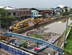Sampah Menumpuk di Kali Ledug Periuk, Pemkot Tangerang Turunkan Alat Berat